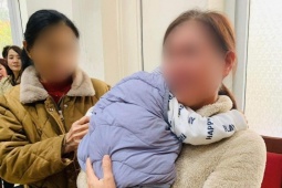 Tin tức trong ngày - HN: Bé trai 18 tháng tuổi bị bỏ rơi tại trung tâm thương mại đã về với người thân