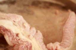 Ẩm thực - Có nên chần thịt qua nước sôi trước khi chế biến?