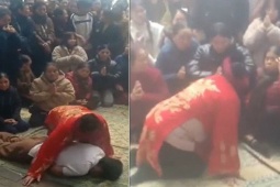 Tin tức trong ngày - Người phụ nữ giả 'thần hổ' nhập, la hét tại chùa Hương Tích