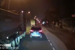 Ô tô - Clip: Đi song song với "hung thần xa lộ", ô tô con nhận kết đắng