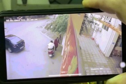Ô tô - Clip: Kinh hoàng ô tô lùi xe như chỗ không người, đâm cô gái "dính" vào tường