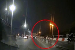Xe máy - Xe đạp - Clip: Xe máy bị ô tô tải "hạ gục" một cách gián tiếp rồi "bỏ chạy"