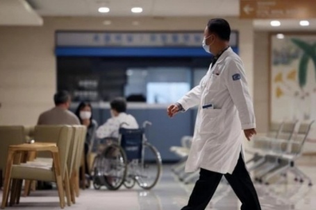 20.000 bác sĩ biểu tình, khủng hoảng y tế Hàn Quốc thêm trầm trọng