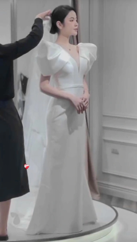 Chu Thanh Huyền “nhá hàng” một số ảnh thử áo dài và váy cưới