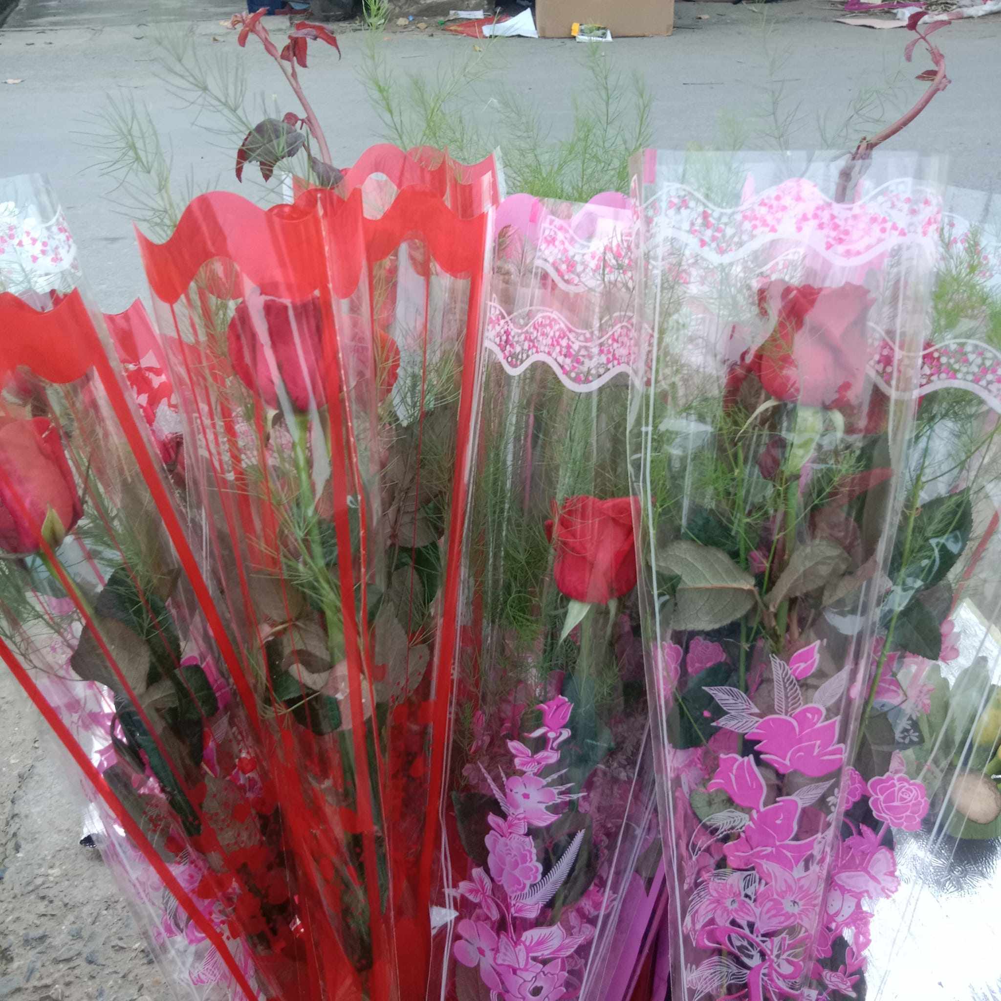 Theo chị Thiết - tiểu thương tại chợ ở Tiên Lữ (Hưng Yên), giá hoa hồng bán lẻ hiện tại dao động từ 10.000 - 15.000 đồng/bông.