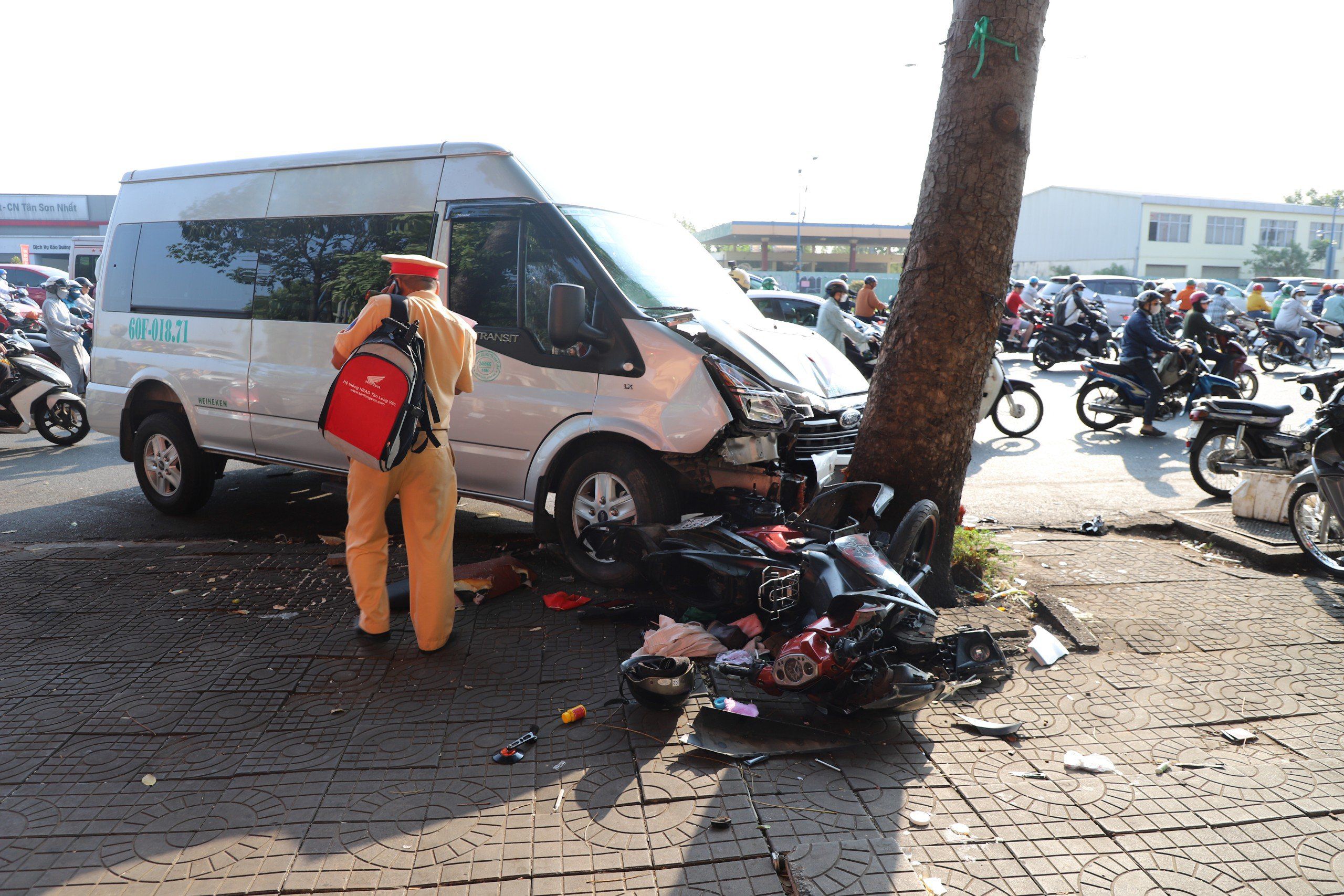 Xe máy và ô tô bị hư hỏng, biến dạng sau tai nạn