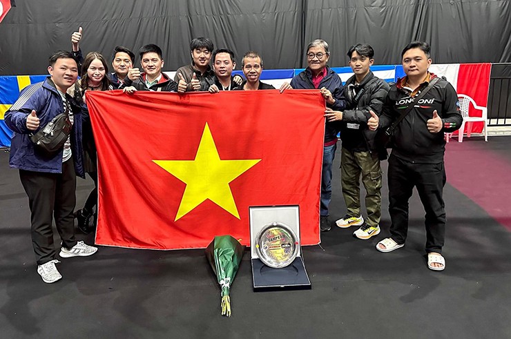 Đội tuyển Billiards Việt Nam ăn mừng chức vô địch của Quyết Chiến trước khi về nước