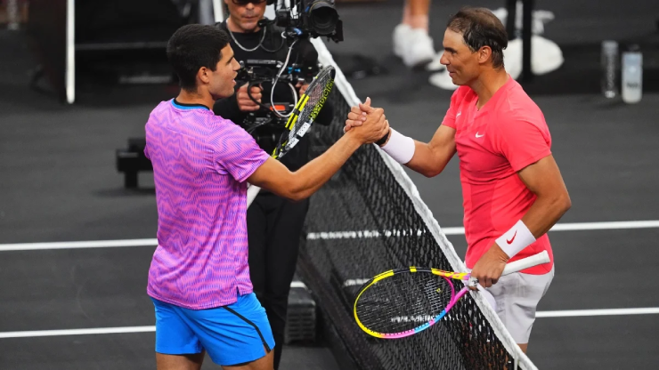 Nadal (áo cam) và Alcaraz (áo hồng) ngợi ca lẫn nhau sau trận đấu giao hữu