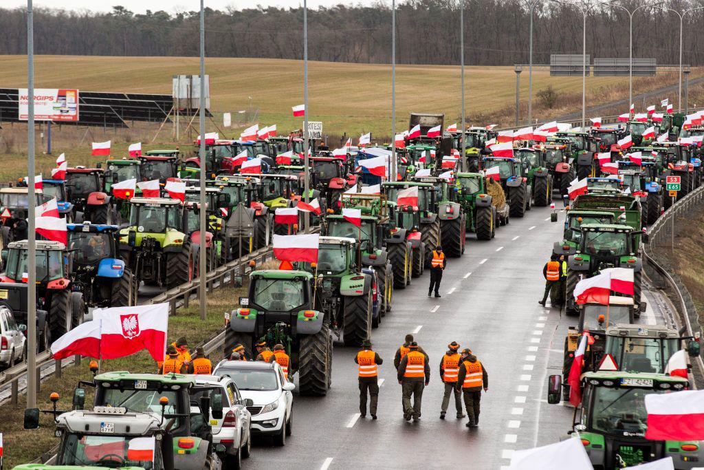 &nbsp;Nông dân Ba Lan lái xe kéo chặn đường, kêu gọi cấm nhập khẩu nông sản Ukraine (ảnh: Reuters)
