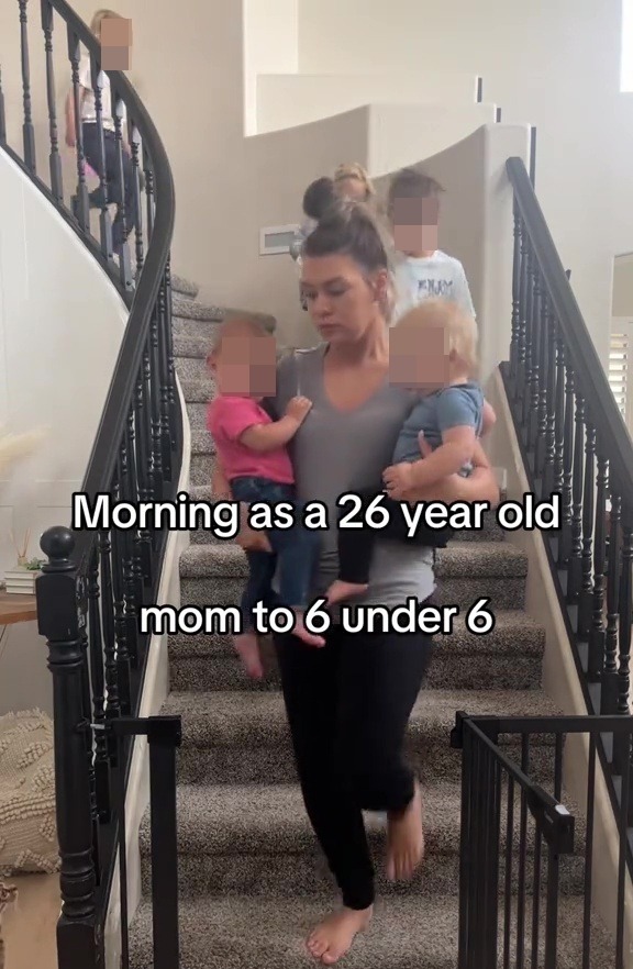 Bà mẹ 26 tuổi có 6 con tiết lộ thói quen buổi sáng bận rộn của mình.