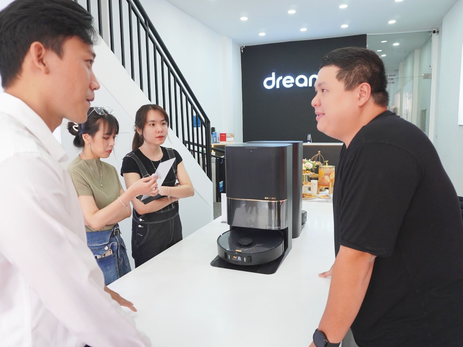 Người dùng thể hiện sự quan tâm đến sản phẩm mới ra mắt (Ảnh: Mi Việt Nam)