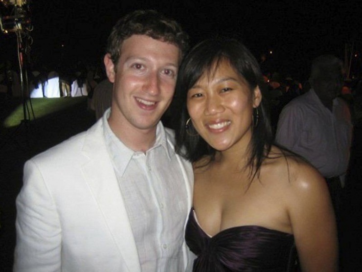 Không thể hoàn thành việc học ở Harvard nhưng đây là nơi giúp Mark Zuckerberg tìm thấy người bạn đời của mình - Priscilla Chan. Năm 2003, cả hai đều có mặt trong bữa tiệc dành cho sinh viên và chạm mặt nhau khi xếp hàng chờ nhà vệ sinh.