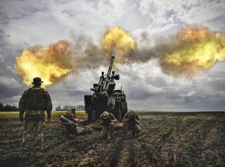 Binh sĩ Ukraine khai hỏa pháo do phương Tây viện trợ trên chiến trường. Ảnh: GettyImages