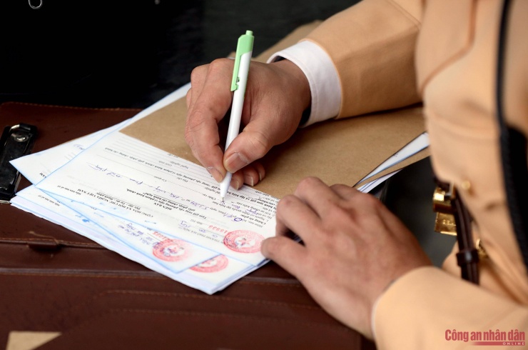 Cảnh sát lập biên bản xử phạt Nguyễn Thị Thùy D.