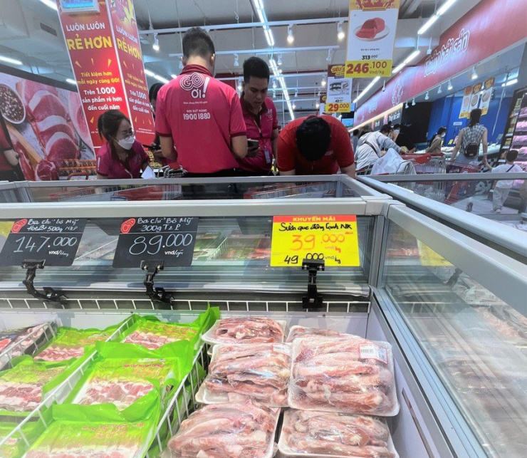 Các loại thịt heo đông lạnh nhập khẩu bày bán ở siêu thị. ẢNH: TÚ UYÊN
