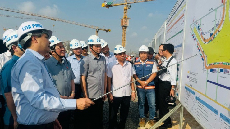 Phó Chủ tịch Quốc hội Nguyễn Đức Hải nghe báo cáo về tiến độ thực hiện dự án. Ảnh: VH.