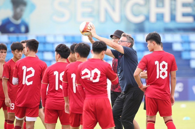 Đợt tập trung lớn với 60 cầu thủ cho đội tuyển quốc gia và U-23 Việt Nam rất quan trọng với mục tiêu của HLV Troussier. Ảnh: ANH PHƯƠNG