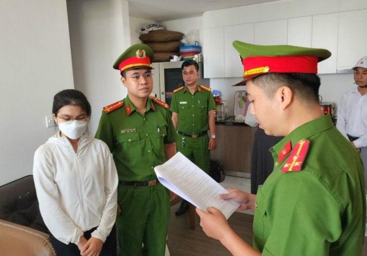 Cơ quan CSĐT Công an Đà Nẵng tống đạt quyết định bắt tạm giam Đỗ Thị Hà Xuyên.