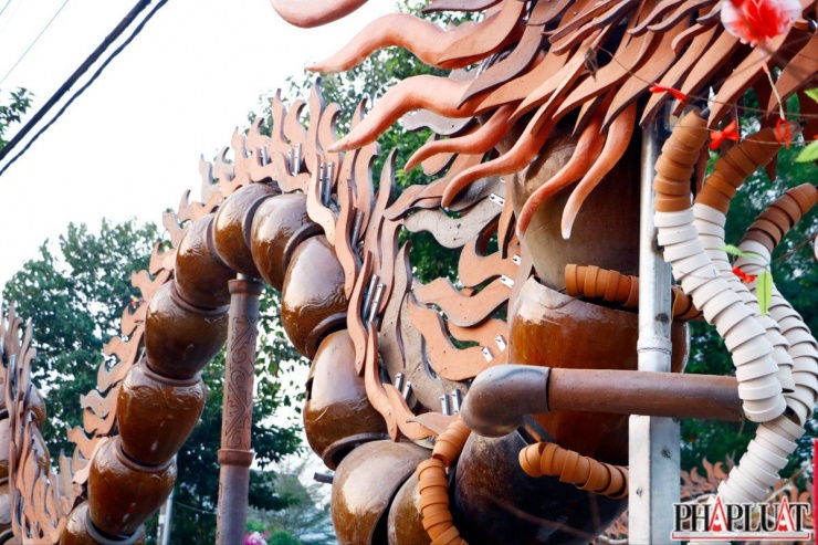 Cặp rồng lu được lắp ghép từ hơn trên 10.000 lu, hũ gốm nung thủ công của lò lu Đại Hưng (có niên đại khoảng 180 năm tuổi) tại phường Tương Bình Hiệp. Ảnh: LÊ ÁNH