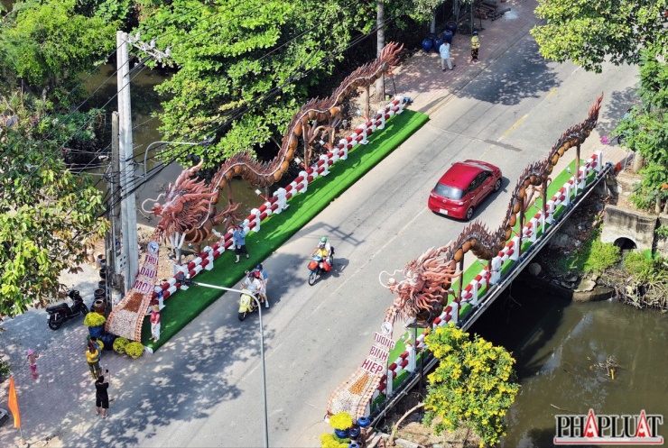 Theo ghi nhận, cặp rồng lu được xây dựng hai bên cầu Bà Sảng nằm trên đường Hồ Văn Cống (phường Tương Bình Hiệp). Ảnh: NHẬT DIỄM-NGUYỄN TIẾN