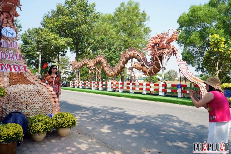 Cặp rồng lu được hoàn thành vào trước Tết Nguyên đán Giáp Thìn 2024 đã gây “hot trend” trên mạng xã hội. Rất nhiều người dân từ khắp nơi đã đổ về đây, để chụp hình làm kỉ niệm với cặp rồng lu độc đáo này. Ảnh: NHẬT DIỄM-NGUYỄN TIẾN