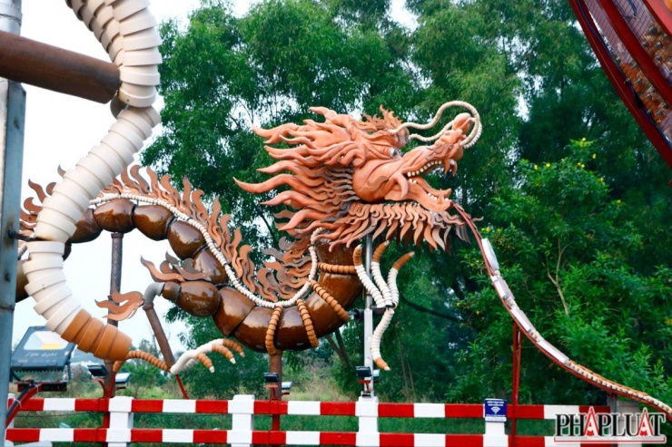 UBND phường Tương Bình Hiệp mong muốn, khi xây dựng cặp rồng lu này tại cửa ngõ vào trung tâm phường, sẽ quảng bá được văn hóa, làng nghề truyền thống của phường Tương Bình Hiệp đến với người dân cả nước và du khách nước ngoài. Ảnh: LÊ ÁNH