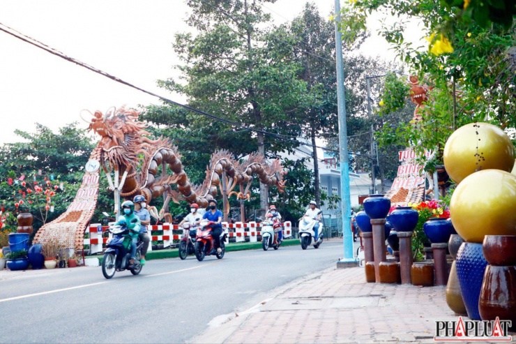 Cặp rồng lu này cũng sẽ để tại địa điểm này vĩnh viễn, xem như là biểu tượng địa phương. Ảnh: LÊ ÁNH