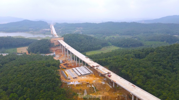 Điểm nhấn trên tuyến cao tốc này là hầm Thần Vũ với chiều dài hơn 1,13km và nhiều cây cầu vượt cạn, vượt núi có chiều cao, chiều dài khủng nối nhau liên tiếp.