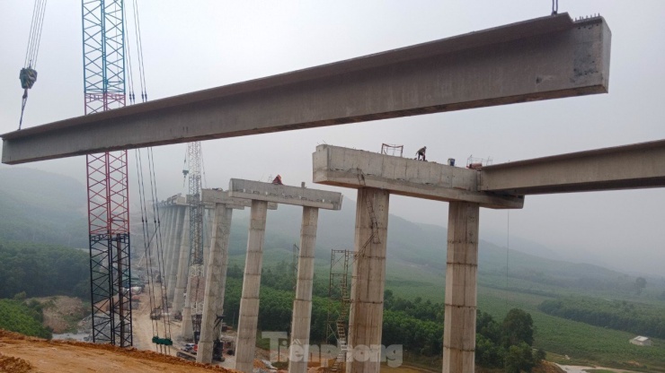 Cầu Thần Vũ 2 có chiều dài 1.287m nằm ở địa bàn xã Nghi Đồng (huyện Nghi Lộc, Nghệ An). Cây cầu được thiết kế với 32 nhịp dầm Super T. Do địa hình đồi núi cao nên cây cầu được thiết kế phần trụ cầu với chiều cao hàng chục mét.