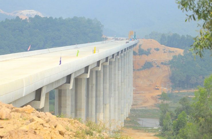 Cầu Ồ Ồ có chiều dài 879,4m với thiết kế 22 nhịp dầm Super T. Cây cầu nằm ở địa phận xã Nghi Đồng (huyện Nghi Lộc, tỉnh Nghệ An).