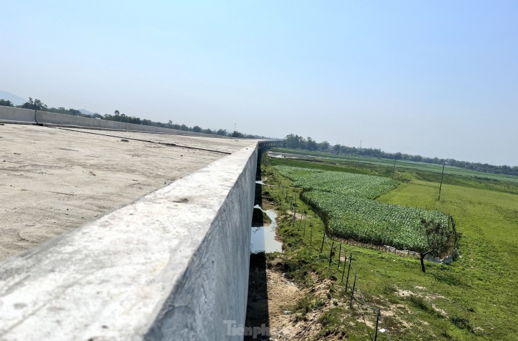 Ở phía tỉnh Hà Tĩnh, hơn 2,2km đường dẫn lên cầu Hưng Đức được làm cầu thay vì làm đường để vượt qua bãi bồi ven sông. Hiện những cây cầu này cơ bản được hoàn thiện.