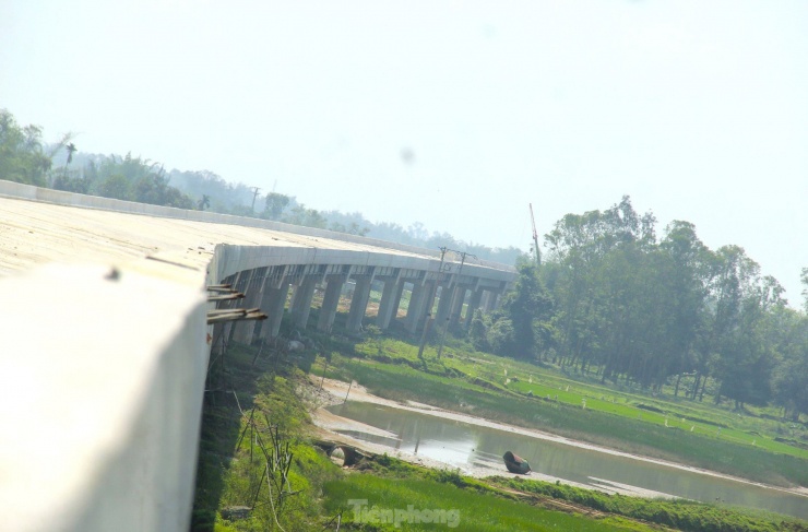 Ngoài 4 cây cầu cạn khủng nối liền nhau qua hầm Thần Vũ, tại cầu Hưng Đức trên sông Lam nối 2 tỉnh Nghệ An và Hà Tĩnh cũng có những cây cầu vượt cạn khủng nằm 2 đầu.