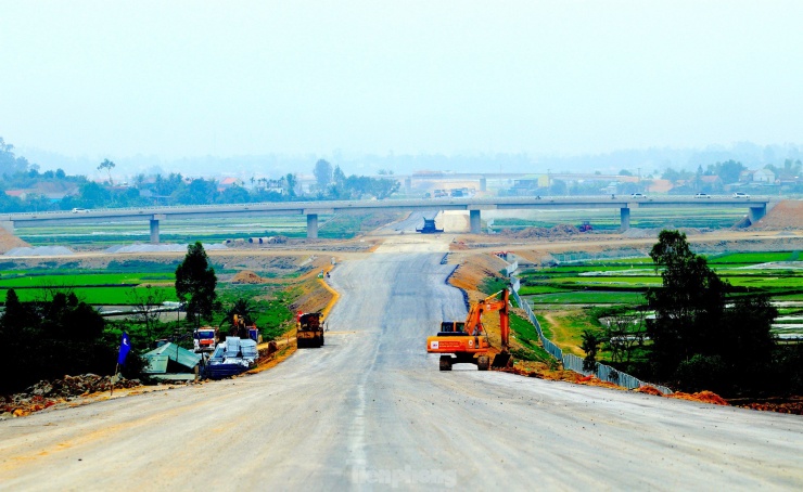 Dự kiến đến tháng 5/2024, tuyến cao tốc Bắc Nam đoạn Diễn Châu - Bãi Vọt sẽ được thông xe đến nút giao quốc lộ 46 (xã Hưng Tây, huyện Hưng Nguyên, Nghệ An).