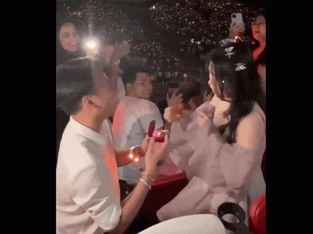 Bạn trẻ - Cuộc sống - Cặp đôi người Việt Nam cầu hôn ngay tại đêm diễn của "bà mối" Taylor Swift