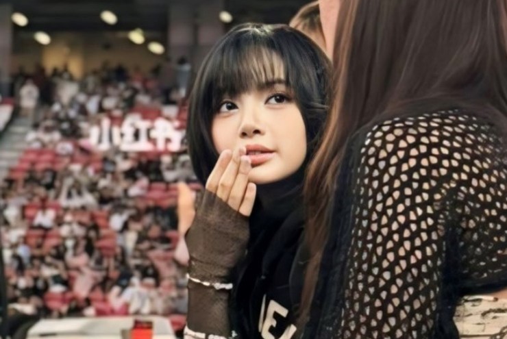 Khoảnh khắc Lisa khoe nhan sắc &#34;cực phẩm&#34; dưới khán đài khiến cộng đồng mạng xao xuyến.
