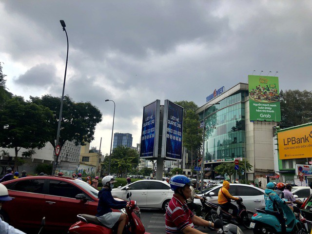 Trưa 5-3, bầu trời khu vực trung tâm TP HCM nhiều mây