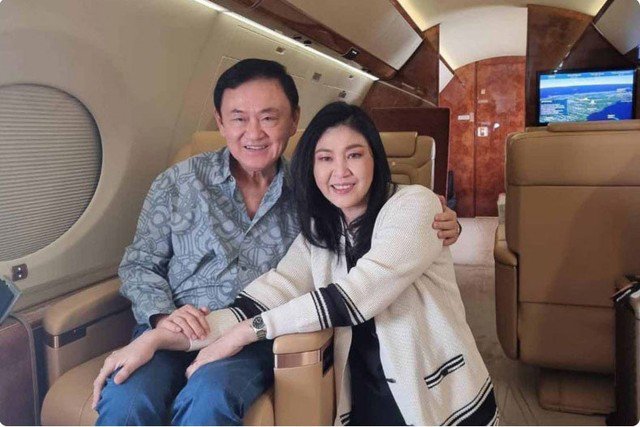 Cựu Thủ tướng Yingluck Shinawatra và anh trai Thaksin Shinawatra trên máy bay riêng của ông Thaksin vào sáng 22-8-2023, trước khi ông về Thái Lan. Ảnh: FACEBOOK