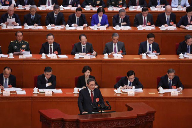 Thủ tướng Trung Quốc Lý Cường đọc báo cáo trước quốc hội ngày 5/3. (Ảnh: Reuters)