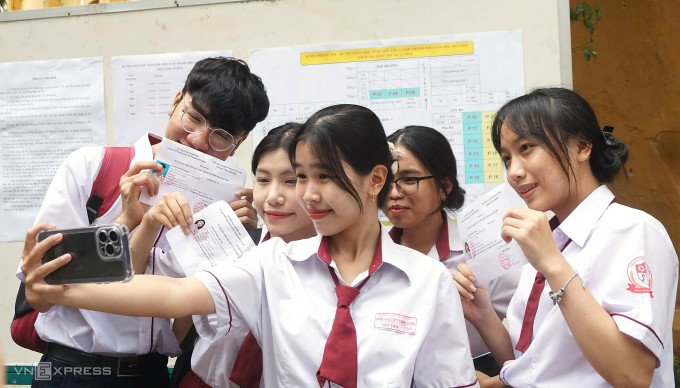Học sinh chụp ảnh kỷ niệm sau khi kết thúc giờ thi, sáng 5/3. Ảnh: Lệ Nguyễn