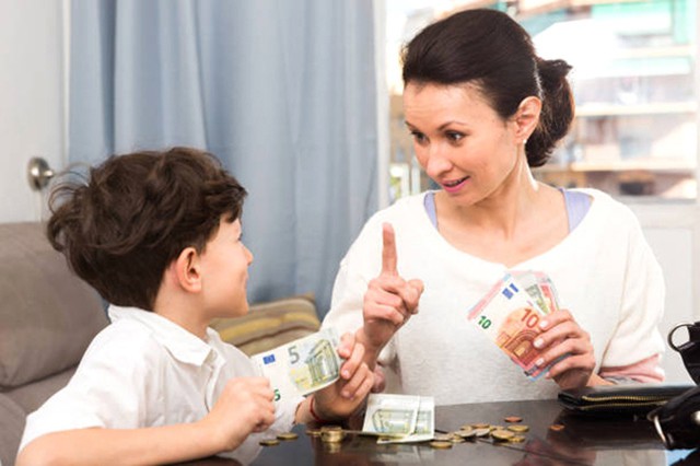Một trong những việc quan trọng mà cha mẹ có thể làm để giúp con thành công về tài chính là nói với con về tiền. Ảnh minh họa