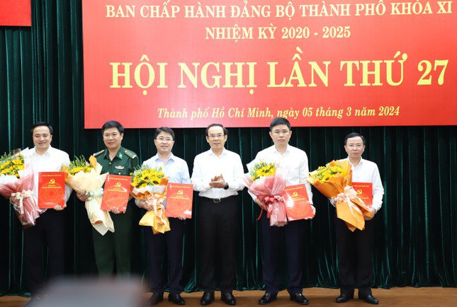 Bí thư Thành ủy TPHCM Nguyễn Văn Nên trao quyết định cho các tân Thành ủy viên. Ảnh: Ngô Tùng