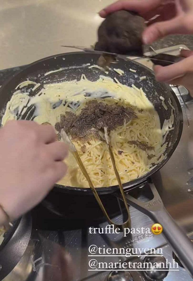 Nấm truffle được bào trực tiếp lên chảo mì đang nấu. Khâu quan trọng nhất của món ăn này là bào nấm cục truffle lên trên. Tiên Nguyễn ghi lại toàn bộ công đoạn hấp dẫn nhất của quá trình chế biến khi từng lát nấm cục mỏng, mùi thơm nồng đặc trưng được phủ lên trên đĩa mì. Sợi mì dai mềm, quyện xốt phô mai béo ngậy, nấm truffle có mùi khá mạnh nên có thể át bớt độ ngấy của phô mai.