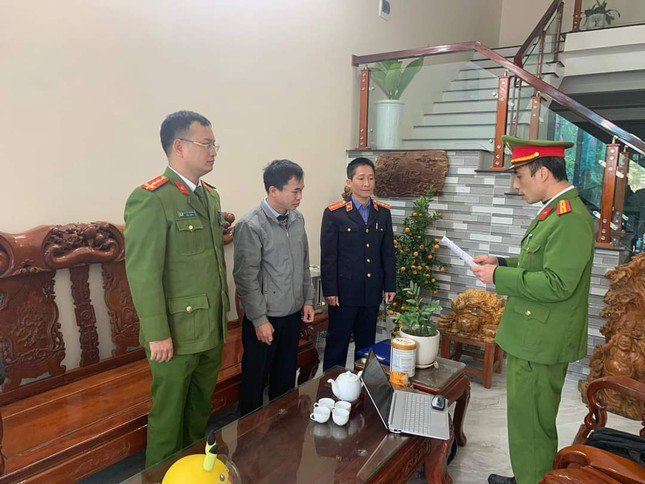 Bị can Nguyễn Anh Tuấn bị bắt vì tội tham ô tài sản.