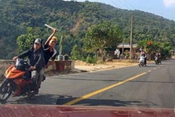 Pháp luật - Triệu tập nhóm thanh niên vung mã tấu chém vào ôtô đang lưu thông