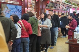 Kinh doanh - Giá vàng nhẫn tăng "bứt tốc" lên mức cao nhất mọi thời đại, dân chen nhau mua bán