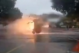 Phi thường - kỳ quặc - Video: Ô tô gặp tai nạn kinh hoàng khi chạy quá tốc độ dưới trời mưa