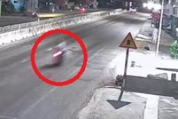 Clip: Phóng xe máy như tên bay vào ô tô, tài xế gặp đại nạn