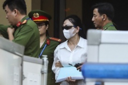 Tin tức trong ngày - Vợ chồng Trương Mỹ Lan 'kín như bưng' rời toà