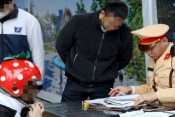 Tin tức trong ngày - Đưa xe máy cho con đi học, phụ huynh được mời đến chốt CSGT làm việc