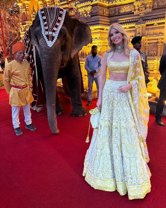 Con gái Donald Trump đẹp như nữ thần, "sáng rực" tại đám cưới con tỷ phú giàu nhất Ấn Độ - 1